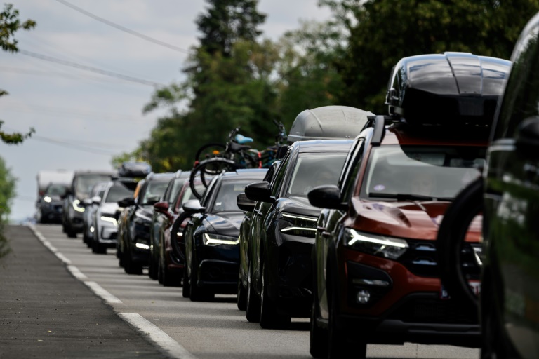 Des automobilistes le long de nationale 7, près de la commune du Péage-de-Roussillon, en Isère, le 2 août 2025