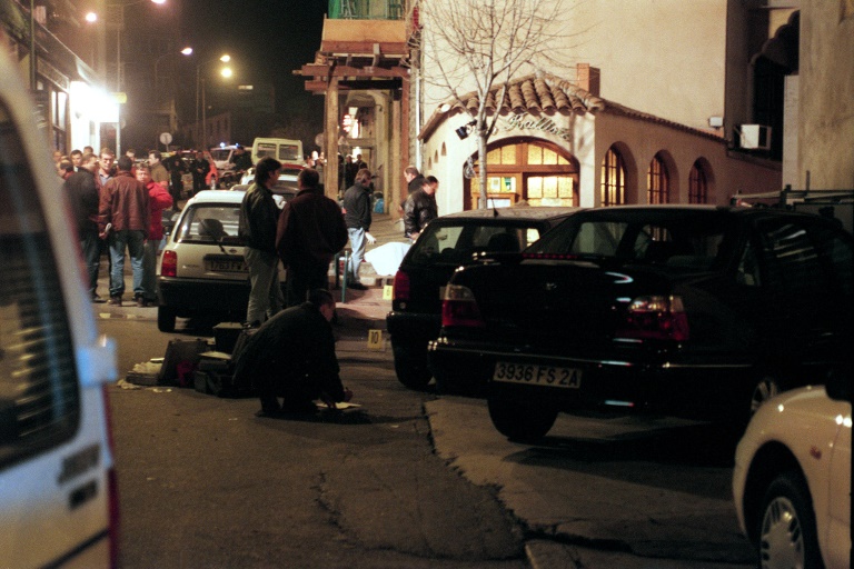 Des policiers sur les lieux où le préfet Claude Erignac a été abattu à Ajaccio, le 6 février 1998