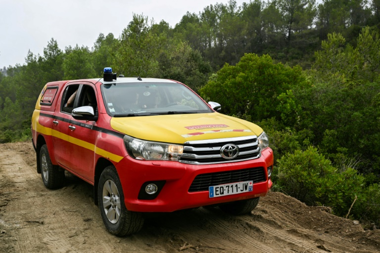 Un véhicule de la Sécurité civile sur un chemin dans une zone forestière près de Talairan, dans l'Aude, le 8 août 2025