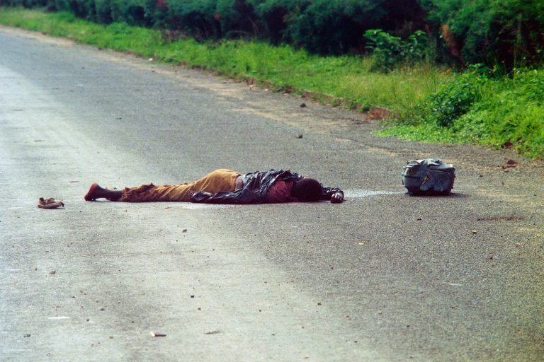 Une victime du génocide rwandais le 12 mai 1994 près de Kigali