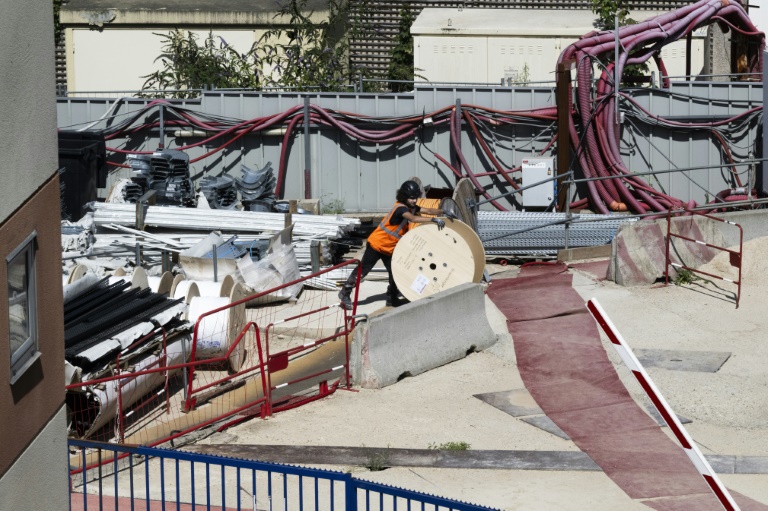Un ouvrier sur un chantier à Chatillon, au sud de Paris, le 12 août 2025, en pleine canicule