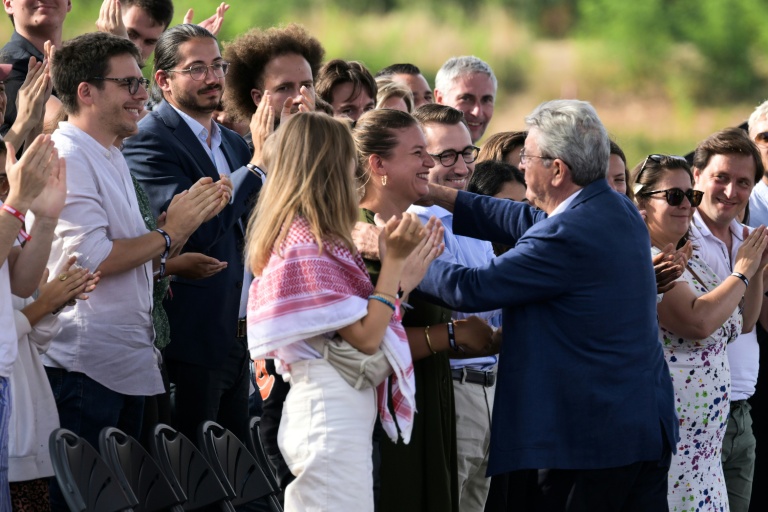 Le leader de La France Insoumise (LFI), Jean-Luc Mélenchon, après avoir pris la parole lors des conférences d'été du parti « Universités d'été » du parti à Châteauneuf-sur-Isère, dans le sud-est de la France, le 22 août 2025