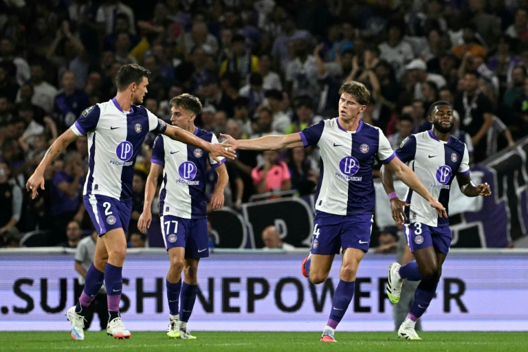 Le défenseur toulousain Charlie Cresswell fête son but lors du match de Ligue 1 entre le PSG et Toulouse au Stadium le 30 août 2025