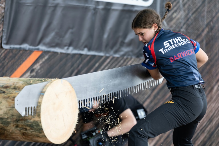 Julia Barwicki, une compétitrice au championnat de France de bûcheronnage sportif, à Sarrebourg, le 3 août 2025