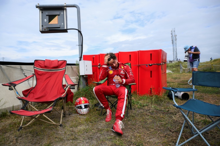 Le pilote monégasque Charles Leclerc dépité après le crash de sa Ferrari sur le circuit Zandvoort, le 31 août 2025