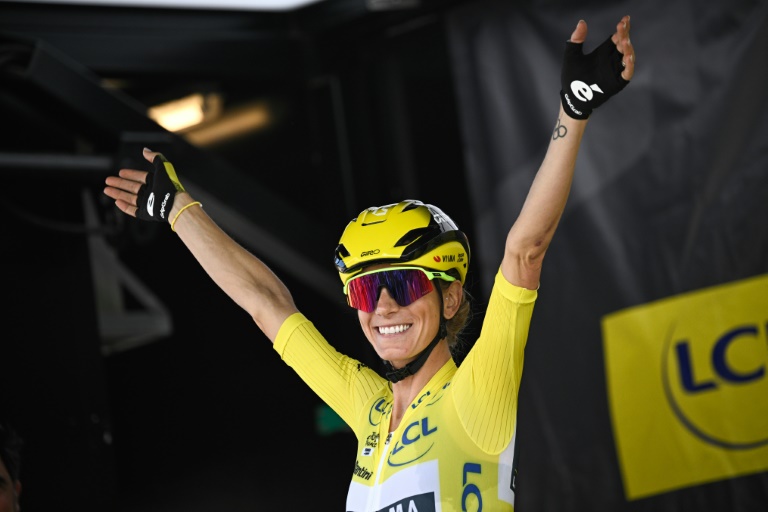 Pauline Ferrand-Prevot salue ses supporters avant le départ le 3 août 2025 à Praz-sur-Arly en France