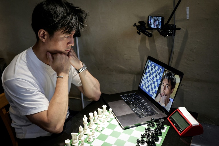 Le joueur d'échecs et influenceur français Julien Song, dans le Blitz Society chess club à Paris le 13 août 2025.