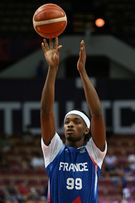 Bilal Coulibaly fait un tir lors du match Belgique-France en FIBA EuroBasket 2025 dans la Spodek Arena à Katowice en Pologne le 28 août 2025