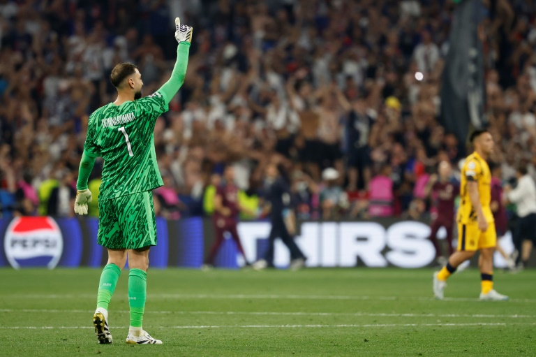 Le gardien italien du PSG Gianluigi Donnarumma célèbre la victoire parisienne lors de la finale de la Ligue des champions contre l'Inter Milan à Munich le 31 mai 2025