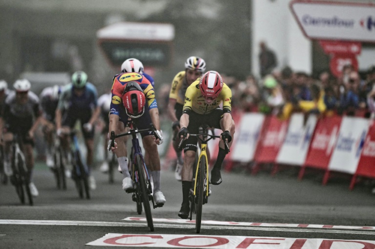 Jonas Vingegaard (d) bat au sprint l'Italien Giulio Ciccone pour remporter la 2e étape de la Vuelta le 24 août 2026 à Limone Piemonte en Italie