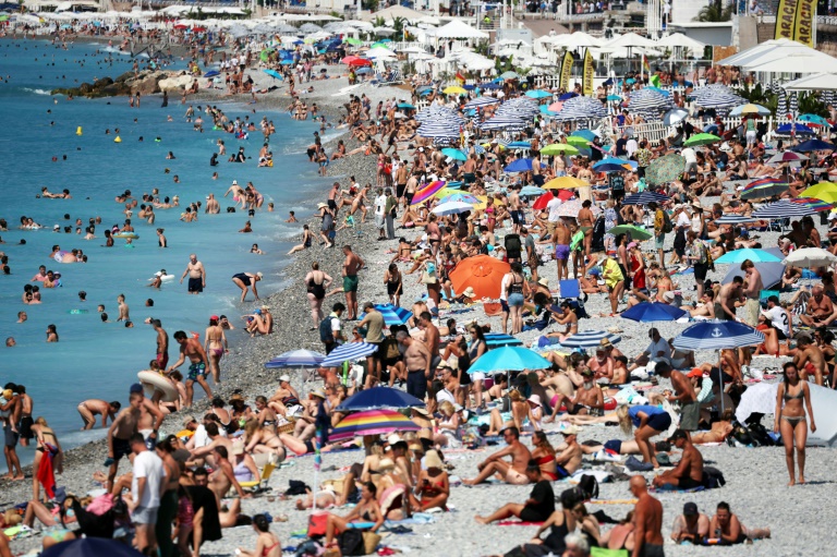 La plage devant la promenade des Anglais à Nice le 14 juillet 2025