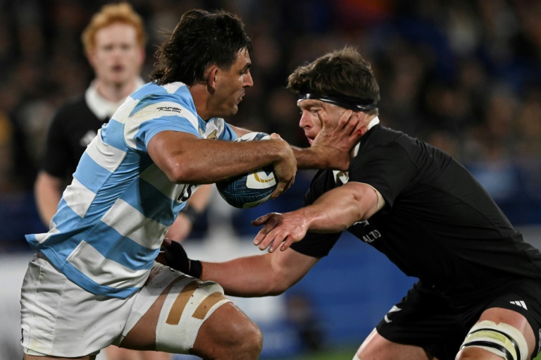 Le troisième ligne argentin Pablo Matera raffûte le capitaine des All Blacks Scott Barrett samedi à Buenos Aires lors de la deuxième journée du Rugby Championship