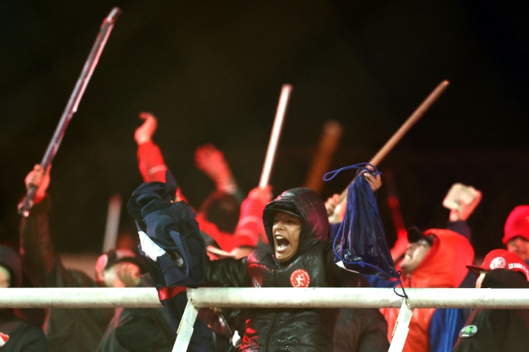 Affrontements entre supporters des clubs argentin d'Independiente et d'Universidad Chile, qui ont fait 19 blessés dont deux graves et entraîné une centaine d'interpellations, lors d'un match de la Copa Sudamericana, le 20 août 2025 à  Avellaneda (Argentine)