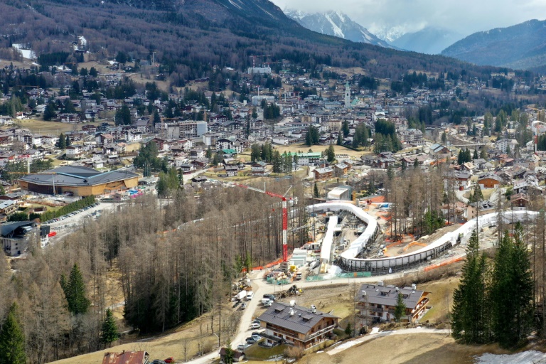 Vue aérienne du chantier de la piste de bobsleigh, luge et skeleton, des JO-2026 de Milan Cortina prise le 25 mars 2025