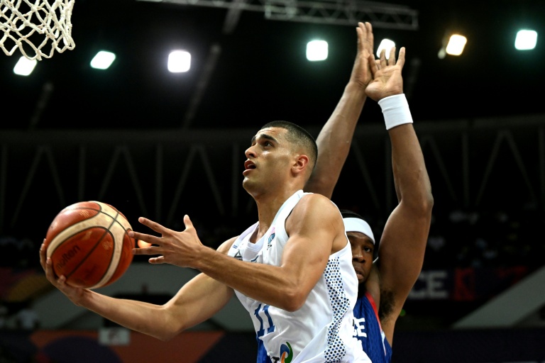 L'Israélien Yam Madar (gauche) prend le dessus sur le Français Guerschon Yabusele en match du premier tour de l'Euro de basket le 31 août 2025 à Katowice (Pologne)