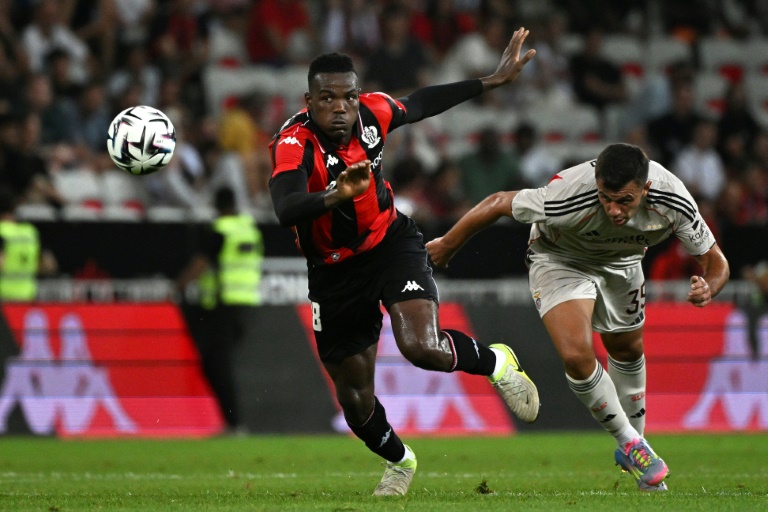 Le défenseur niçois Juma Bah (G) et le Portugais Henrique Araujo lors du 3e tour préliminaire aller de la Ligue des champions, remporté par Benfica (2-0), le 6 août 2025 à Nice