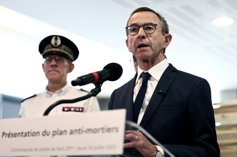Le ministre de l'Intérieur Bruno Retailleau lors d'une visite au commissariat du 20e arrondissement de Paris le 24 juillet 2025