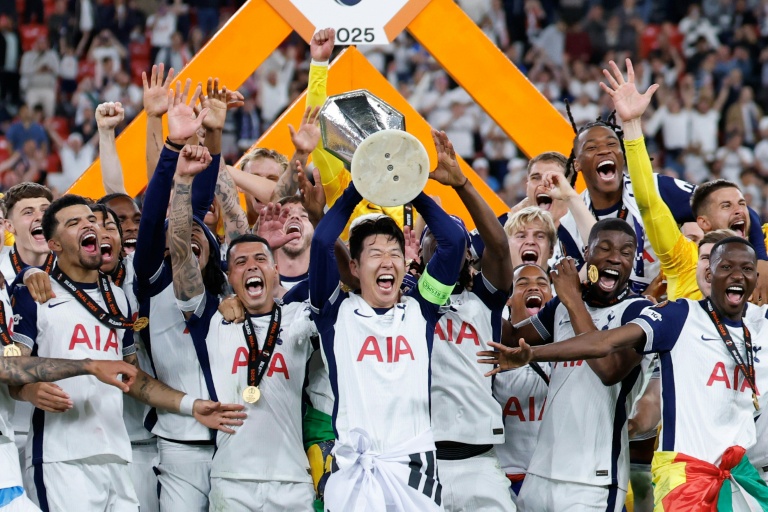 Son Heung-min lève le trophée après la victire de Tottenham en Ligue Europa à Bilbao le 21 mai 2025