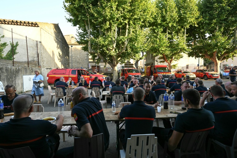Les sapeurs-pompiers venus en renfort dans l'Aude lors d'un repas organisé en leur honneur à Talairan, dans l'Aude, le 8 août 2025