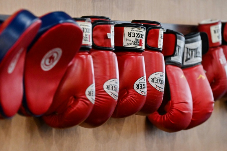 Des gants de boxe anglaise accrochés sur un mur de gymnase le 22 septembre 2022 à Tokyo