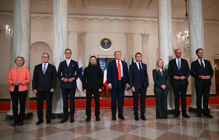 La présidente de la Commission européenne Ursula von der Leyen (à partir de la gauche), le Premier ministre Keir Starmer, le président finlandais Alexander Stubb, le président ukrainien Volodymyr Zelensky, le président américain Donald Trump, le président français Emmanuel Macron, la Première ministre italienne Giorgia Meloni, le chancellier Friedrich Merz et le secrétaire général de l'Otan Mark Rutte, le 18 août 2025 à la Maison Blanche