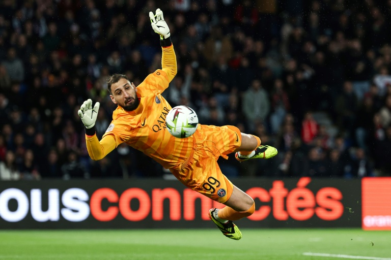 Le gardien italien du PSG Gianluigi Donnarumma lors du match de Ligue 1 entre le Paris Saint-Germain et l'Olympique lyonnais au Parc des Princes le 21 avril 2024