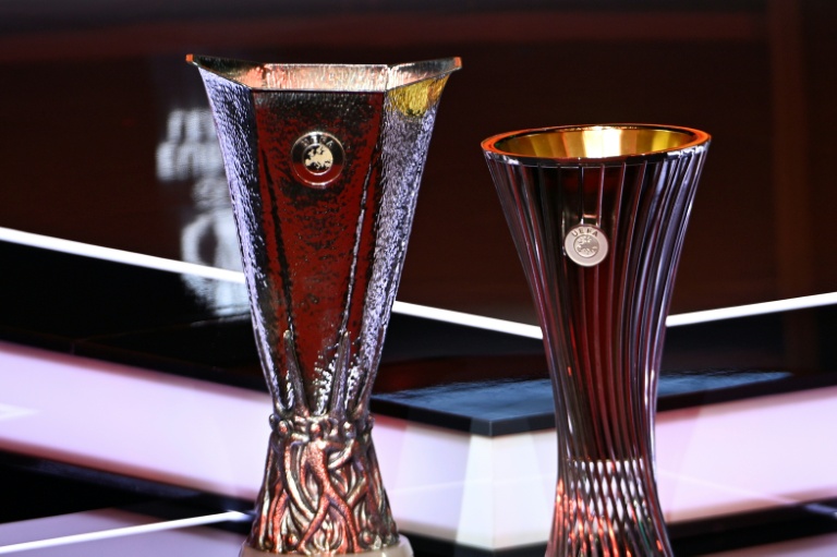 Les trophées de la Ligue Europa et de la Ligue Conference de l'UEFA lors du tirage au sort de ces compétitions à Monaco le 29 août 2025.