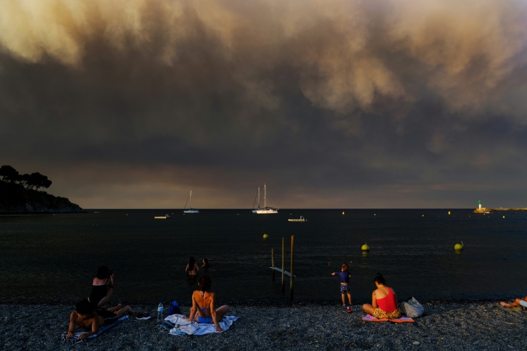 La fumée de l'incendie dans l'Aude visible depuis Banyuls-sur-Mer, sur la côte des Pyrénées-Orientales, le 5 août 2025