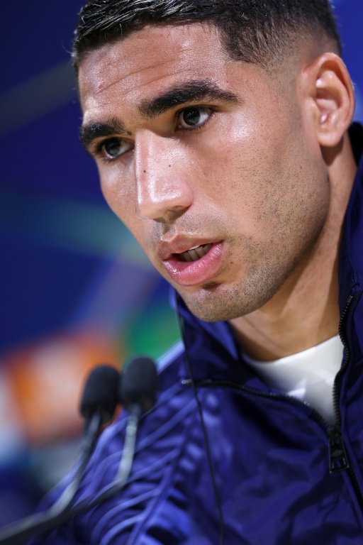 Le défenseur marocain du Paris Saint-Germain Achraf Hakimi lors d'une conférence de presse au terrain d'entraînement du club à Poissy, le 6 mai 2025
