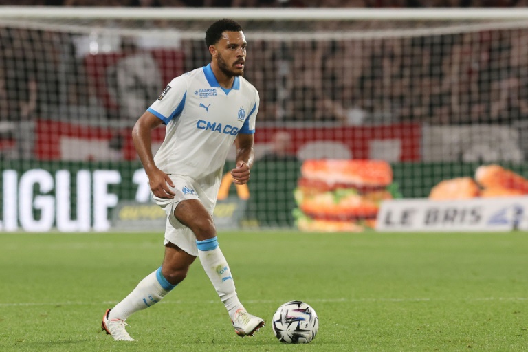 Le défenseur anglais de l'Olympique de Marseille, Conrad Jaden Egan-Riley, balle au pied face à Rennes, le 15 août 2025