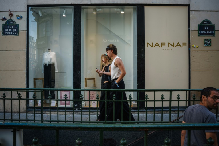 Des personnes passent devant une boutique Naf Naf à Paris le 6 août 2025
