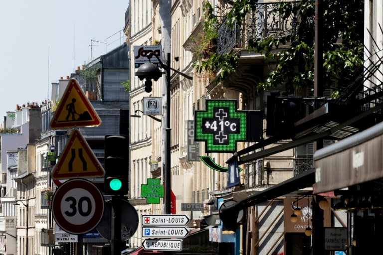 Particulièrement dense et minérale, Paris pourrait vivre des pics de chaleurs à 50 degrés d'ici à 2050 et le nombre de nuits tropicales devrait s'y multiplier selon Météo France