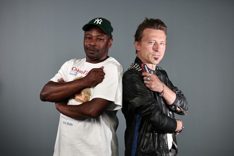 Le musicien Greg Zlap (d) et le rappeur MC Solaar à Paris, le 18 août 2025
