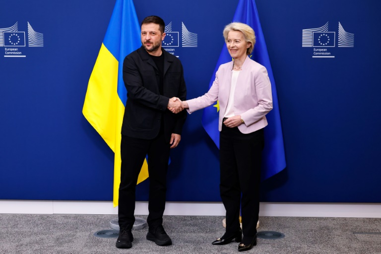 La présidente de la Commission européenne Ursula Von der Leyen acueille le président ukrainien Volodymyr Zelensky à Bruxelles le 17 août 2025