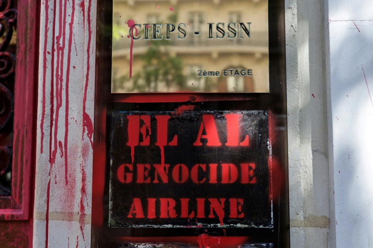 L'entrée des locaux de la compagnie aérienne israélienne El Al à Paris, recouverte de peinture rouge et de tags hostiles, le 7 août 2025