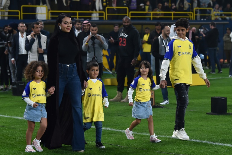 Georgina Rodriguez marche dans le Mrsool Park Stadium avec quatre enfants de Cristiano Ronaldo dont Alana Martina (à gauche) une des deux filles qu'elle a eues avec la star du foot le 3 janvier 2023 à Ryad