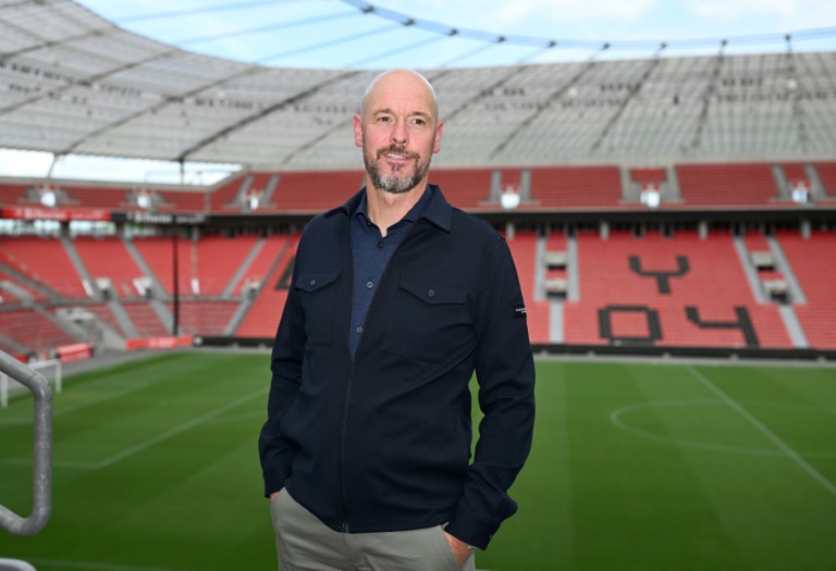 Le technicien Erik ten Hag pose comme nouvel entraîneur du Bayer Leverkusen, le 26 mai 2025