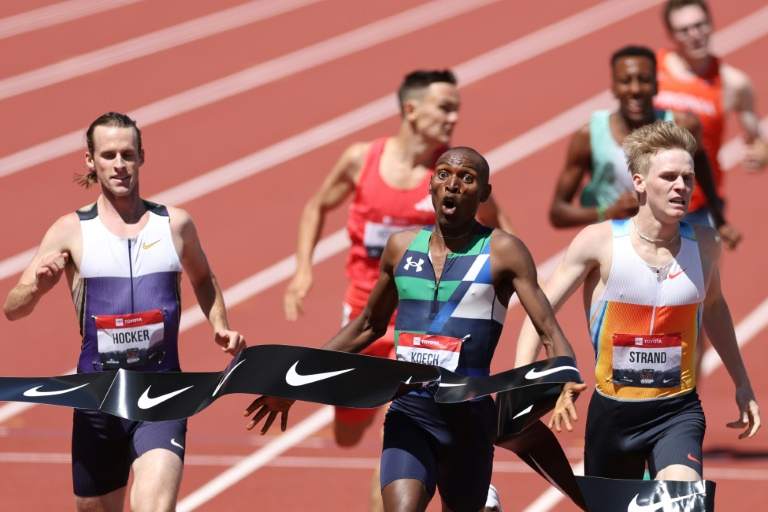 Cole Hocker (à gauche) termine troisième du 1.500 m aux sélections américaines derrière Ethan Strand (à droite) et le vainqueur Jonah Koech (milieu), le 2 août 2025 à Eugene, en Oregon