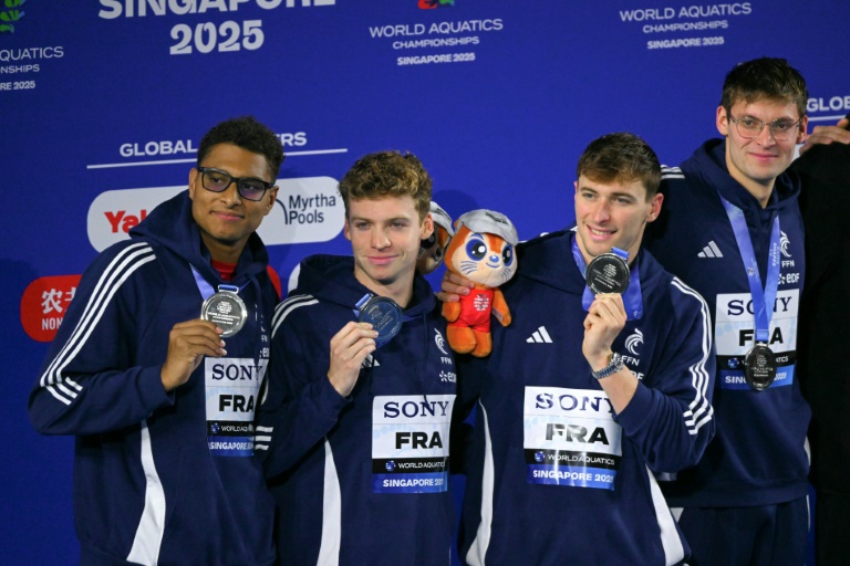 Yohann Ndoye-Brouard (gauche), Léon Marchand, Maxime Grousset et Yann le Goff à Singapour le 3 août 2025
