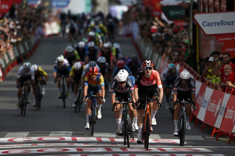 Le peloton de La Vuelta est arrivée en France, lors de l'étape remportée ici par Ben Turner à Voiron, le 26 août 2025