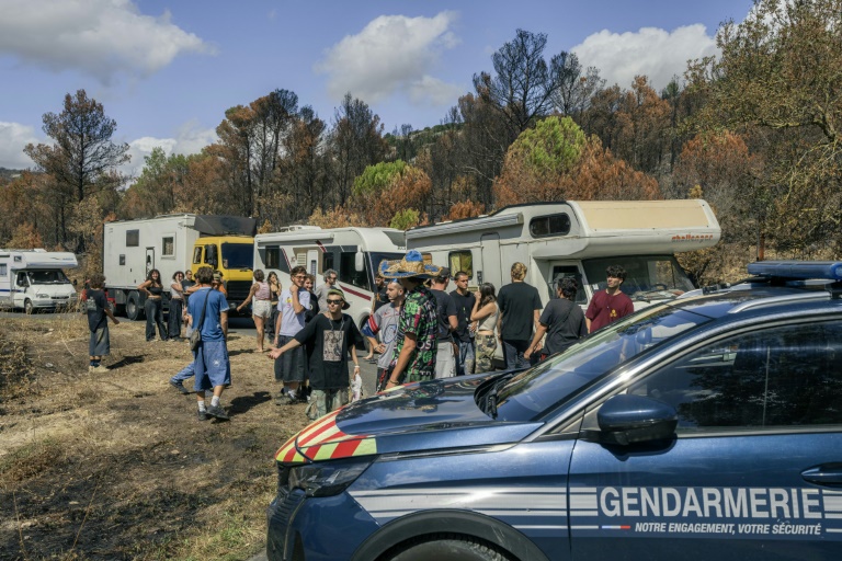 La gendarmerie bloque l'accès au site où se déroule la rave party interdite à Fontjoncouse, dans l'Aude, le 30 août 2025