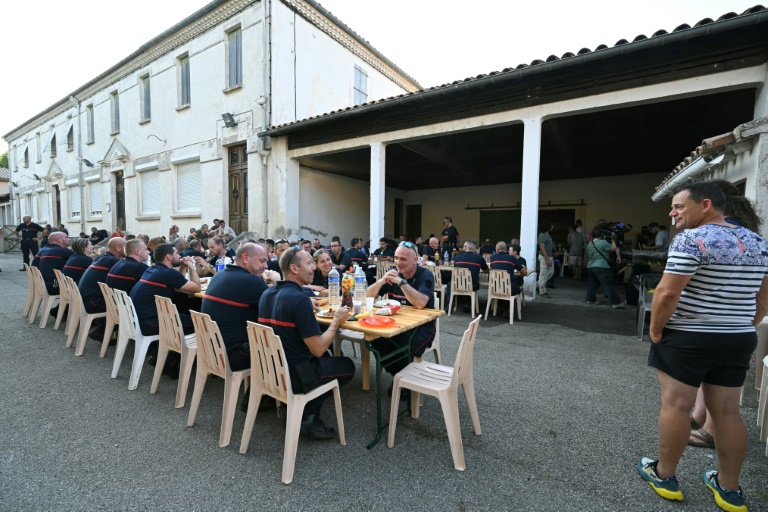 Les sapeurs-pompiers venus en renfort dans l'Aude lors d'un repas organisé en leur honneur à Talairan, dans l'Aude, le 8 août 2025