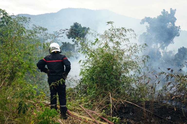 Un pompier observe la végétation brûler, Ironi Bé (Mayotte), le 12 août 2025
