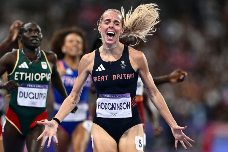 La Britannique Keely Hodgkinson célèbre sa victoire dans le 800 m des Jeux olympiques de Paris, à Saint-Denis, le 5 août 2024