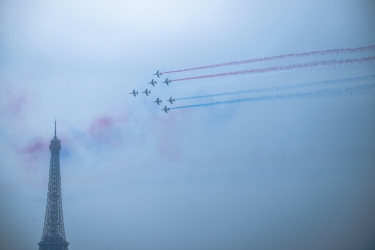 La Patrouille de France traverse le ciel parisien dans le cadre d'une journée d'activités pour les enfants qui ne partent pas en vacances, organisée par le Secours populaire, le 20 août à Paris