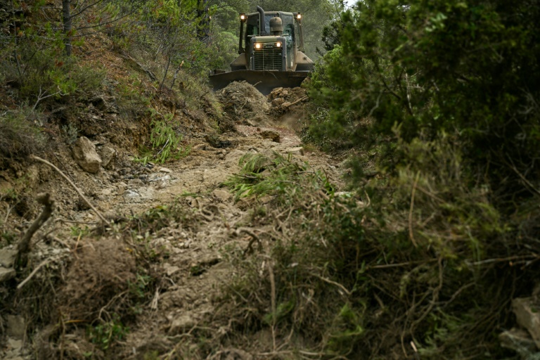 Un bulldozer trace un passage afin de faciliter l'accès des pompiers en cas d'incendie, le 8 août 2025 près de Talairan, dans l'Aude