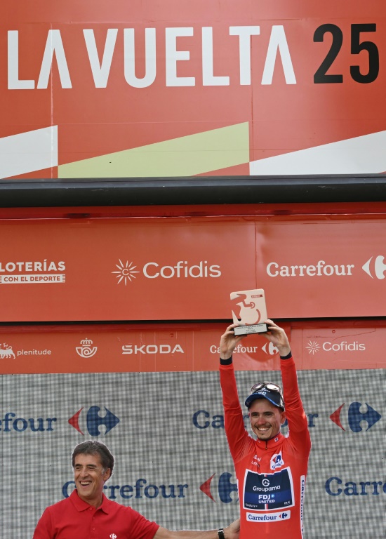 David Gaudu nouveau maillot rouge de leader du Tour d'Espagne, le 26 août 2025 à Voiron, dans les Alpes françaises