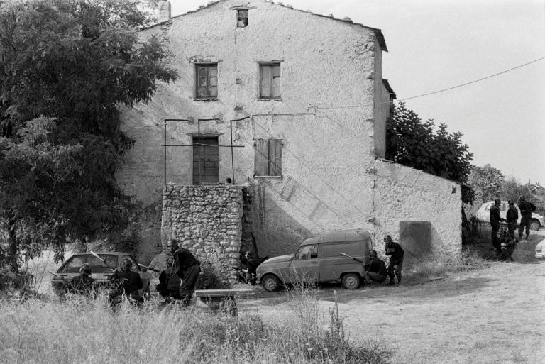 Des forces de l'ordre se mettent à l'abri lors de la prise d'otages dans un vignoble d'Aléria le 22 août 1975