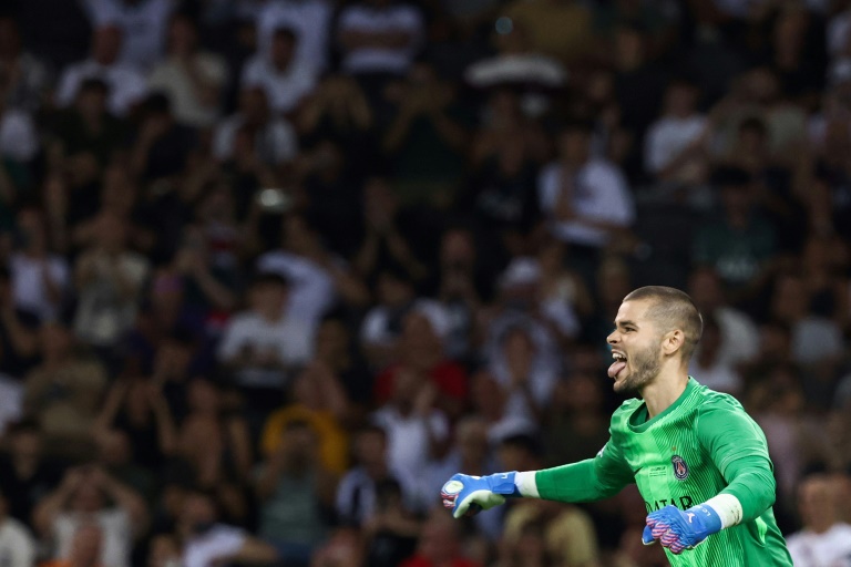 Le gardien du PSG Lucas Chevalier pendant la séance de tirs aux buts de la Supercoupe remportée par Paris contre les Londoniens de Tottenham  le 13 août 2025 à Udine en Italie