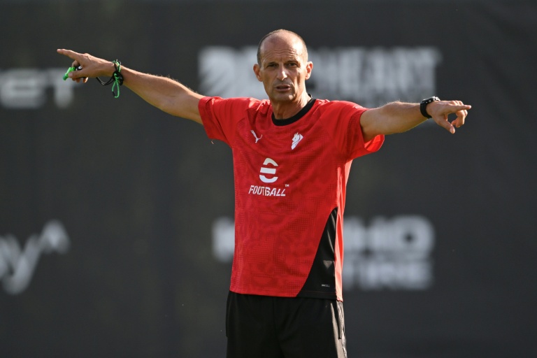 L'entraîneur de l'AC Milan Massimiliano Allegri lors d'une séance d'entraînement le 7 juillet 2025 à Milanello